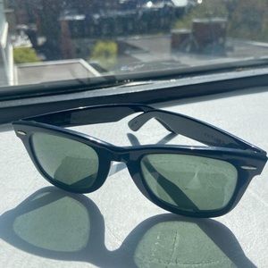 Classic black square frame ray-bans!!